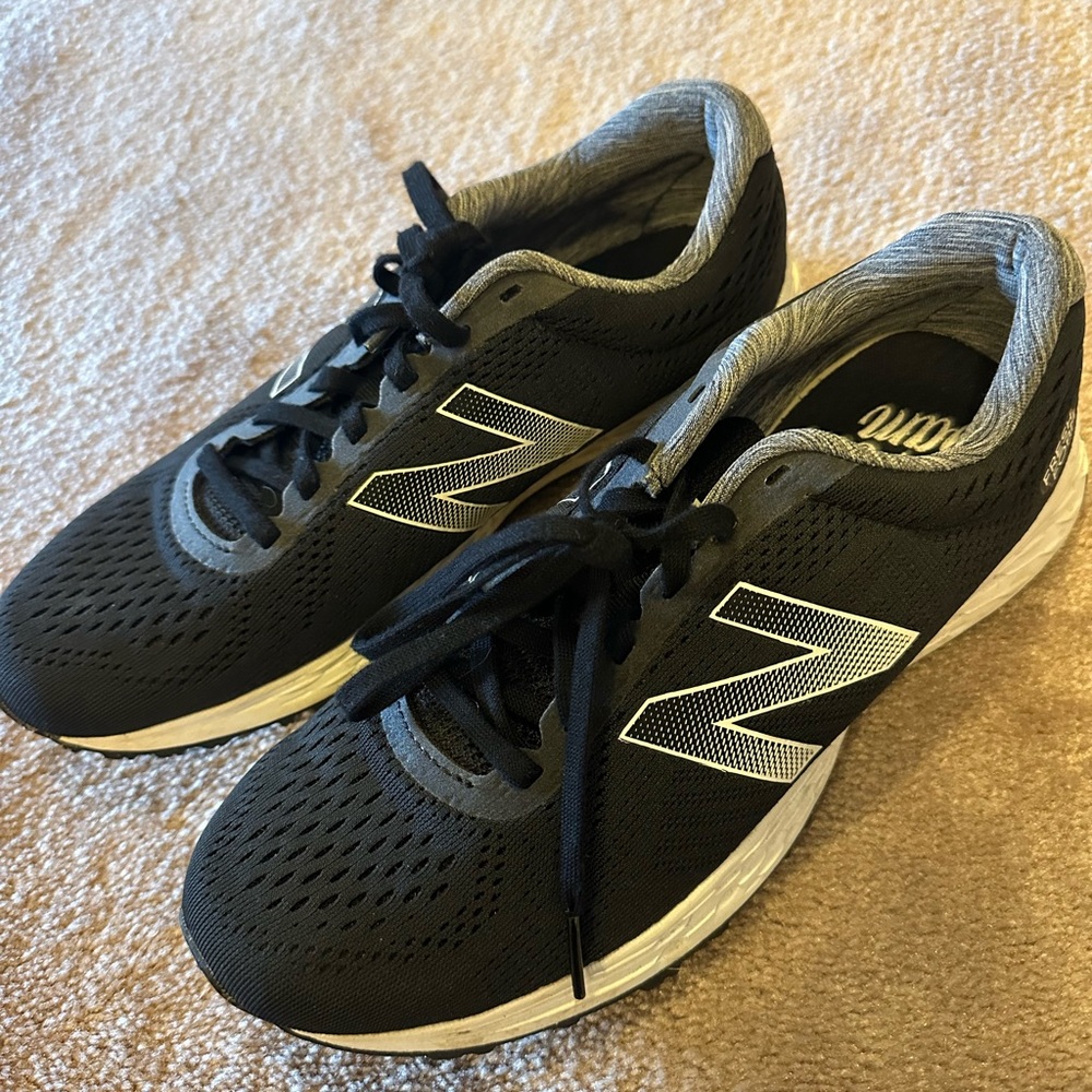 New balance women's size 8 1/2 fresh foam sneaker